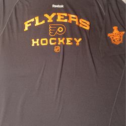 Men size 2 Extra Large PHILADELPHIA FLYERS hockey REEBOK short sleeve shirt