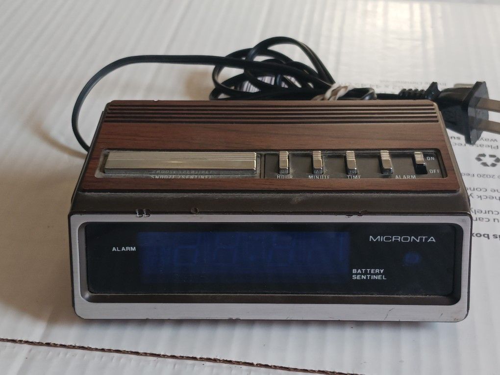 VINTAGE Micronta 63-753 Alarm Clock With Green VFD Display WOOD GRAIN