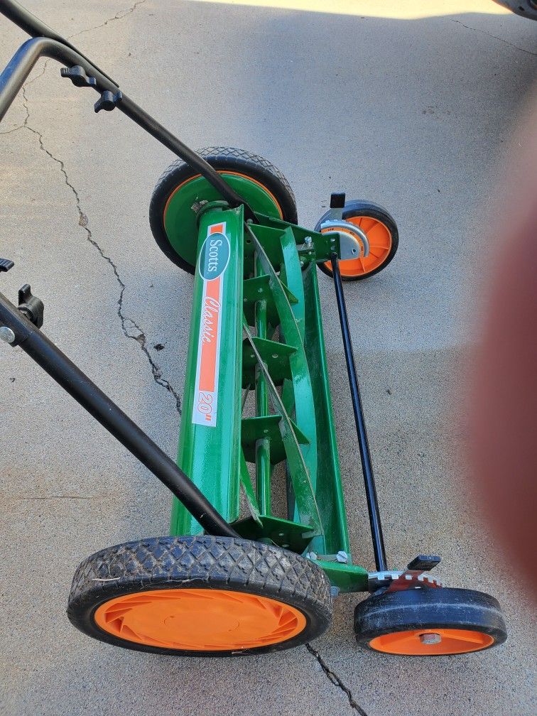 Scotts Classic 20 manual push mower.