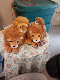 COLLECTION OF LIONS