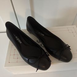 NEW Alexander McQueen Black Leather Ballet Flat With Bow, Size 37 (US7)