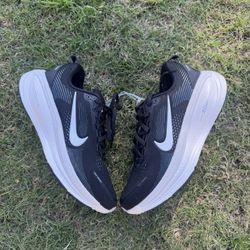 Nike Vomero 18 Running Shoes, Road Running Shoe, Women’s Size 10 HM6804 005, Black 