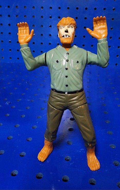 Universal Monsters Howling Wolfman Figure