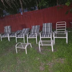 6 pool chair loungers and 2 foot rests