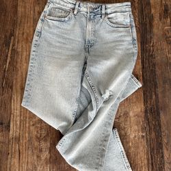 H&M &DENIM slim straight jeans in a light wash denim. Designed with a high waist and regular fit, featuring a straight-leg silhouette with an ankle-le