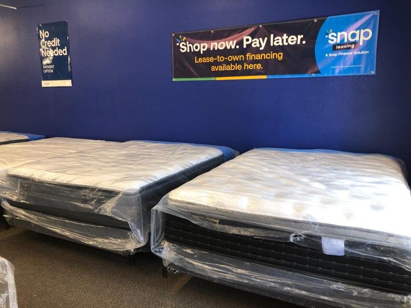 Brand New in plastic king cal king mattresses / Brand New Condition-✬
