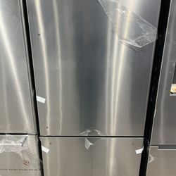 Refrigerator 30” Wide Hisense Battom Freezer In Stainless 