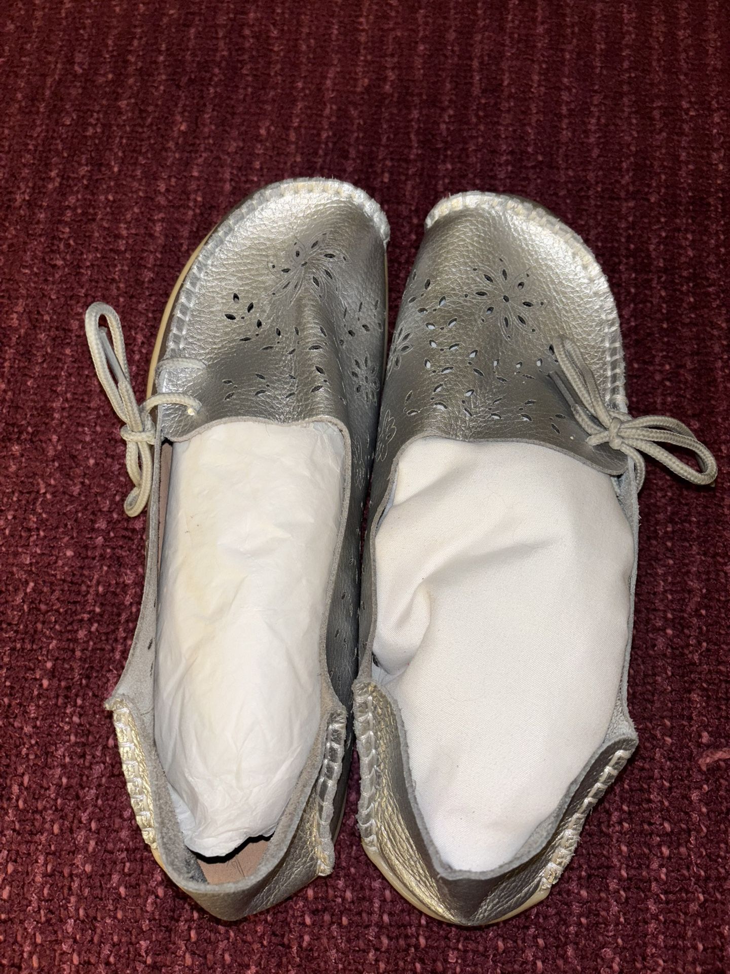 Silver Leather Walking Comfort Moccasins Loafers Cut-outs Flower SZ 42 (11-11.5) Nonslip Light