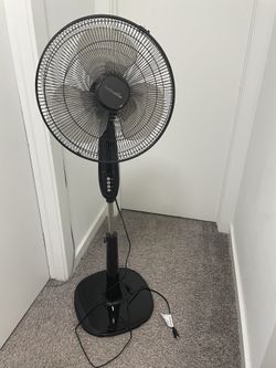 Amazon basics 16” Pedestal Fam With Remote