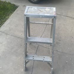 Gray 3-foot Ladder