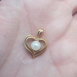 14k Gold Pendant With Diamond And Pearl