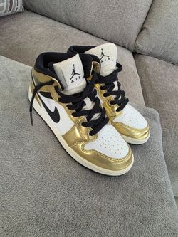 Air Jordan 1s size 5  1/2
