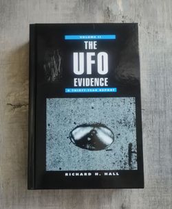 The UFO Evidence VOL II  - A Thirty-Year Report Richard H Hall HC 2001