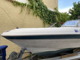 2000 Bayliner Capri boat