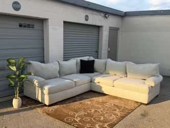 Beautiful Beige 2 piece sectional sofa/Fre Delivery 🚚