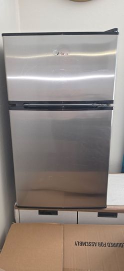 Mini two-door refrigerator, 31.5 inches high and 18.5 inches wide, grey and black, branded midea