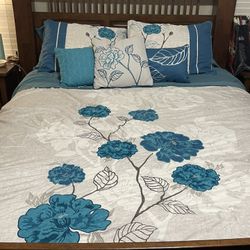 Bedroom Set - Queen Bed, 2 Nightstands & Large Dresser
