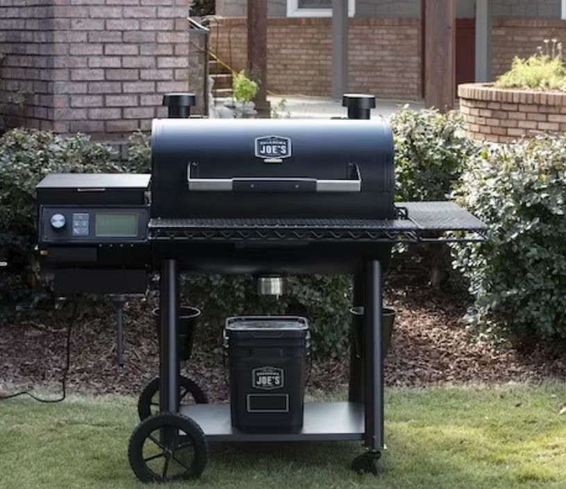 Oklahoma Joe's Rider DLX 900: L 906 Sq in Black Pellet Grill