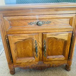 Hickory White Nights Stands 