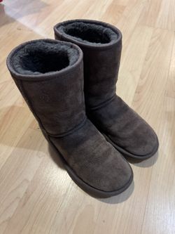 UGG Boots Classic ( Sz: 6 W ). 