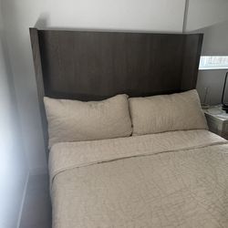 Cama moderna RH con cabecera alta – Madera tono oscuro