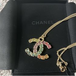 CHANEL CC fashion necklace.
