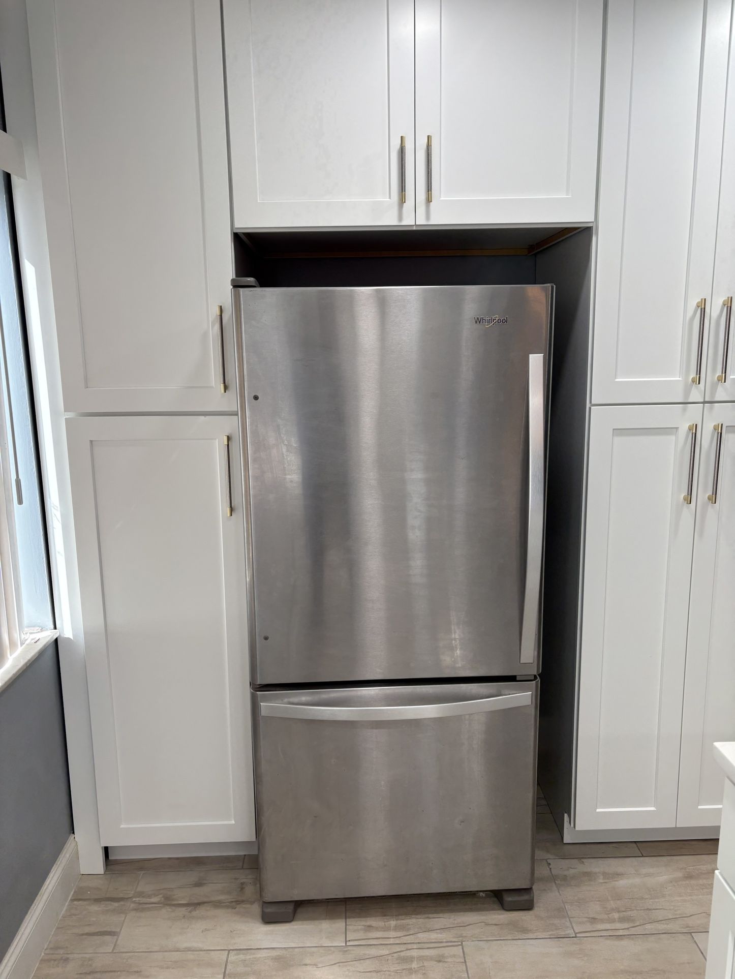 Stainless steel Whirlpool refrigerator with a bottom freezer drawer (ice maker)