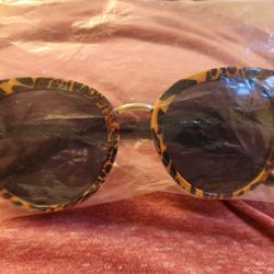 NWT BETSEY JOHNSON SUNGLASSES $5 Mesa🕶️