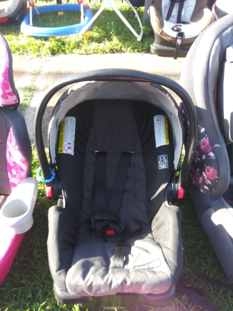 Black graco click connect car seat with base