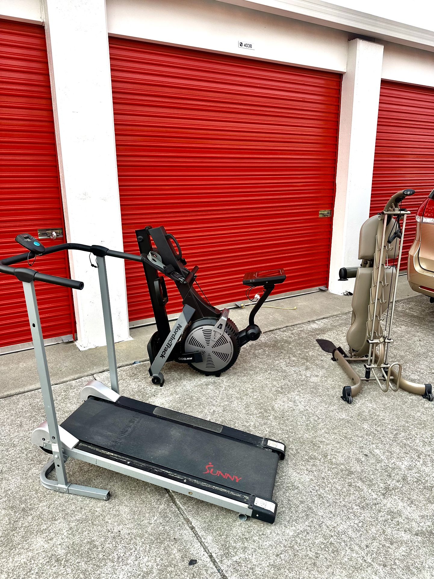 Nordictrack RW 600 rowing machine/Workout Bench/Manual Treadmill $150 All 3