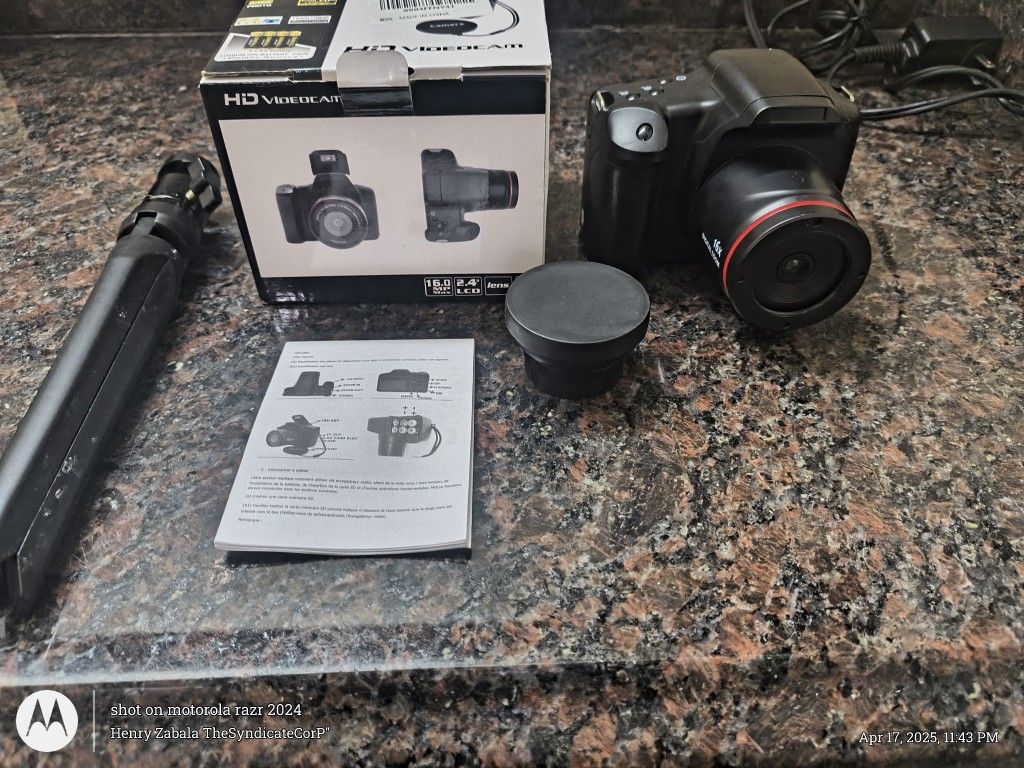 SLR CAMERA WITH ACCESSORIES