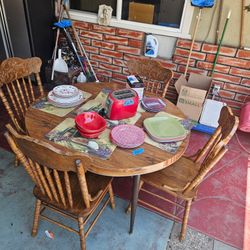 Small Round Kitchen Table/4 Chairs