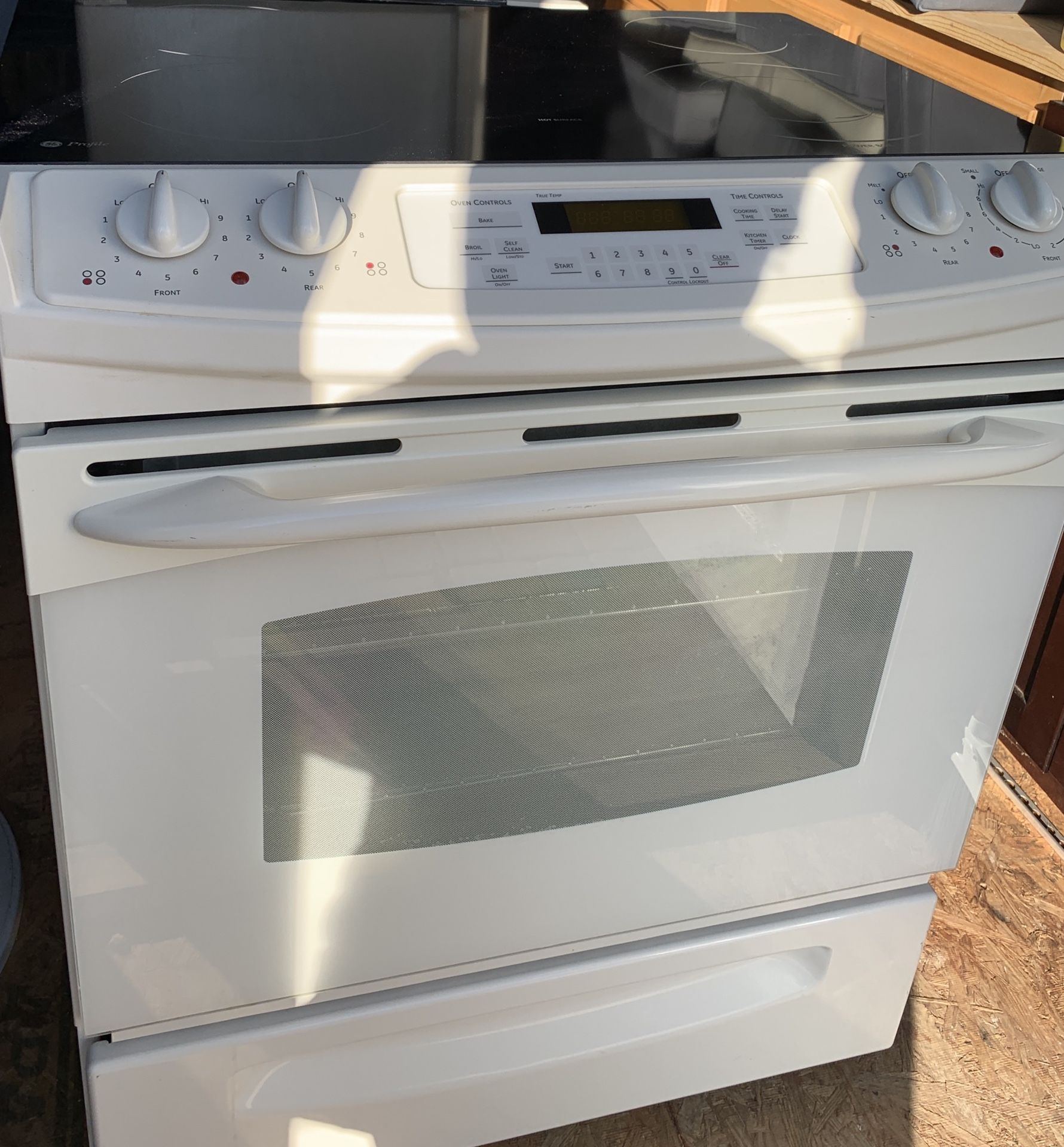 GE 4.4 cu. ft. Drop-In Electric Range with Self-Cleaning Oven in White