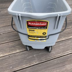 Rubbermaid Rolling Mop Bucket
