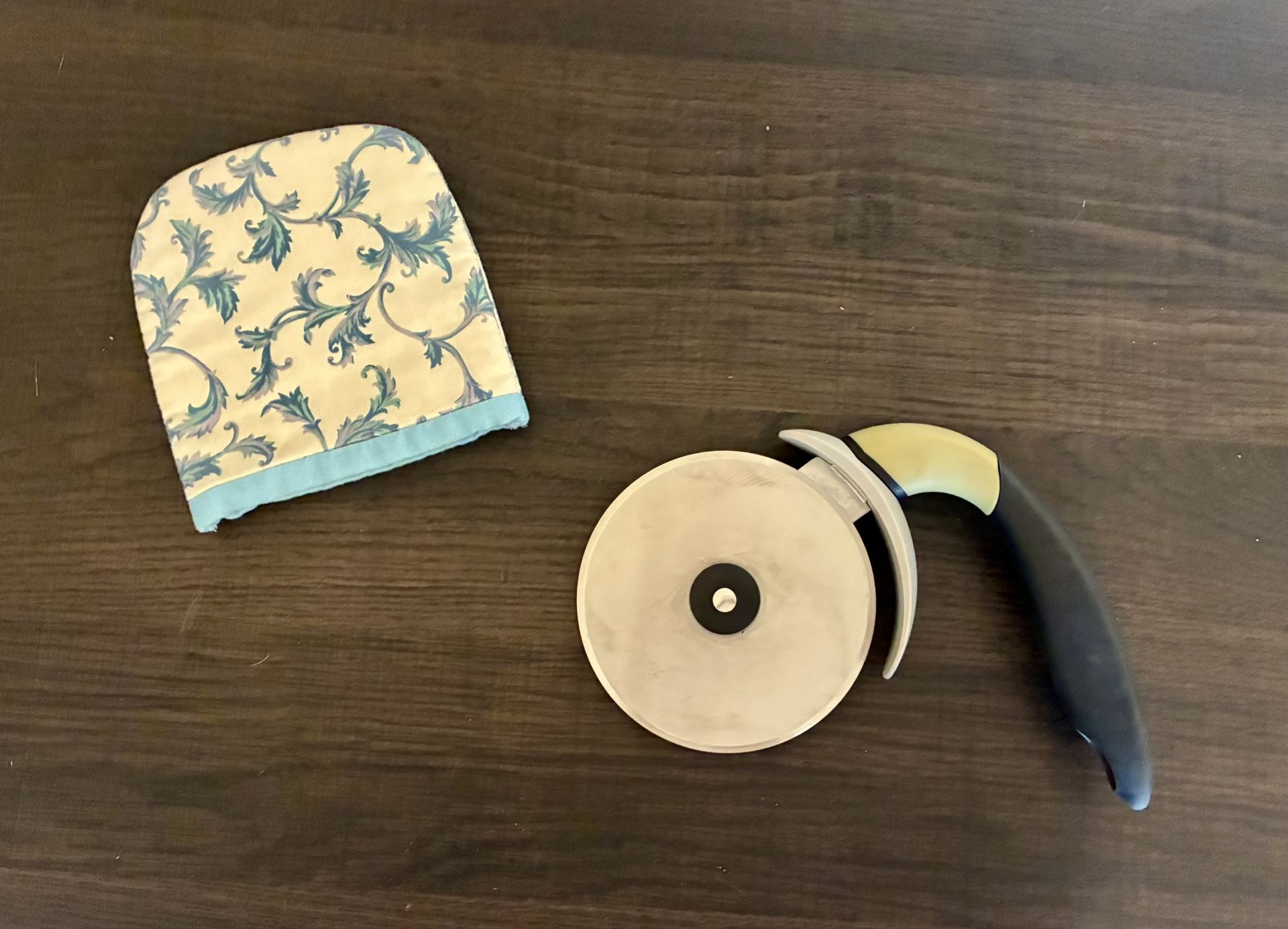 Calphalon Pizza Cutter Stainless Steel Wheel – Ergonomic Handle – Cloth Cover