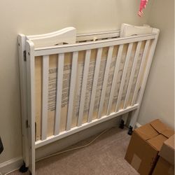 Baby Folding  Crib/Mattress