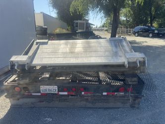 Lift Gate Maxxon Capacity 3000 Lbs works excellent and he has brand new motor