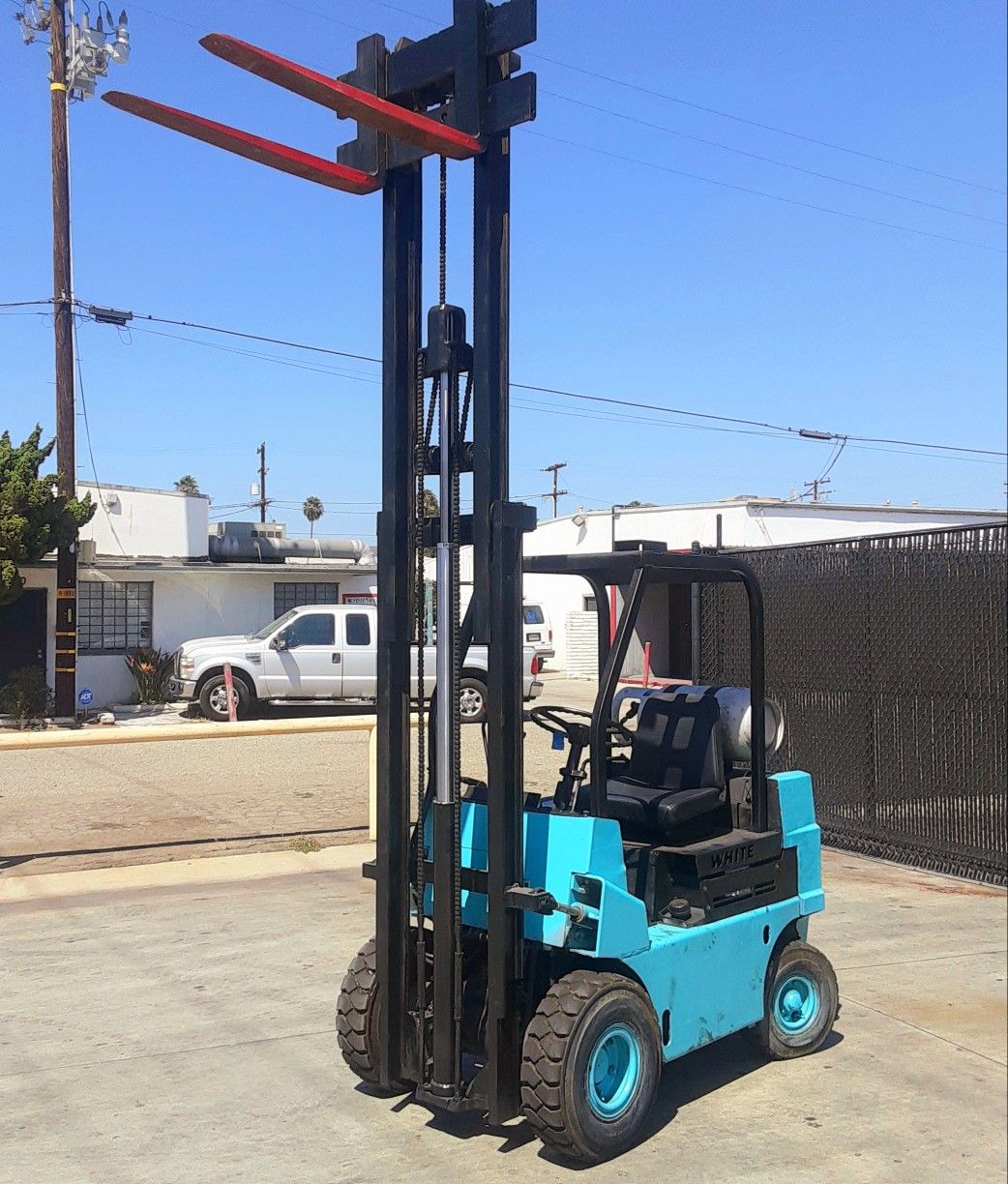 FORKLIFT "WHITE" PNEUMATIC (AIR) $3,190!!!!HEAVY DUTY 4000-LB CAP AUTOMATIC!!! RUNS GREAT %100 ISSUE FREE!!!! $3,190