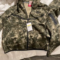 Brand NWT Nike Tech Fleece Camo Size Small