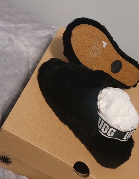UGG BRAND NEW SLIDES SIZE 6
