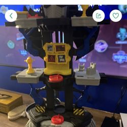 Batman Play Set W/lights  & Figures Like New 