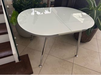 Extendable glass table