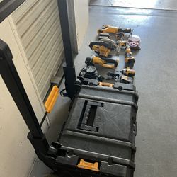 Dealt Tool Set