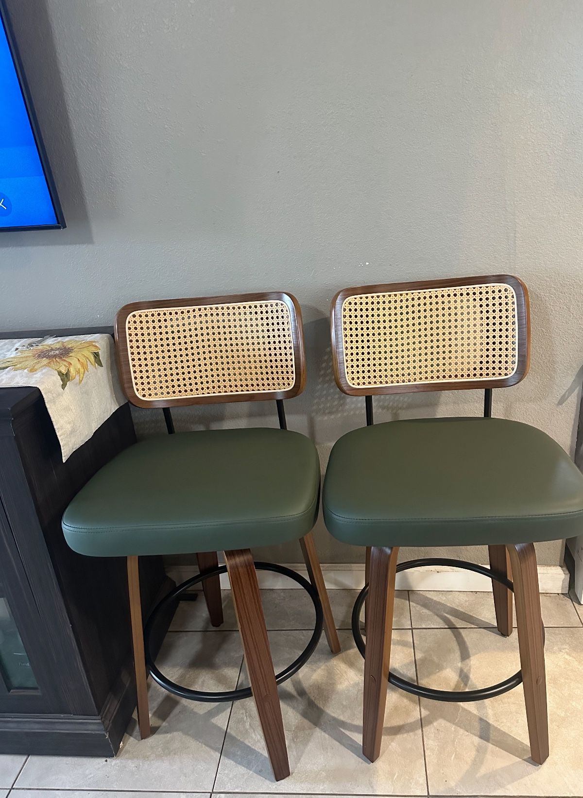 Nuevo 2 Bancos Altos/ 2 Counter Height Bar Stool 