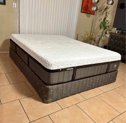 HIGH QUALITY QUEEN SIZE STEARNS AND FOSTER HYBRID MATTRESS AND BOXSPRING FOR SALE! IN EXCELLENT CONDITION,  FREE DELIVERY