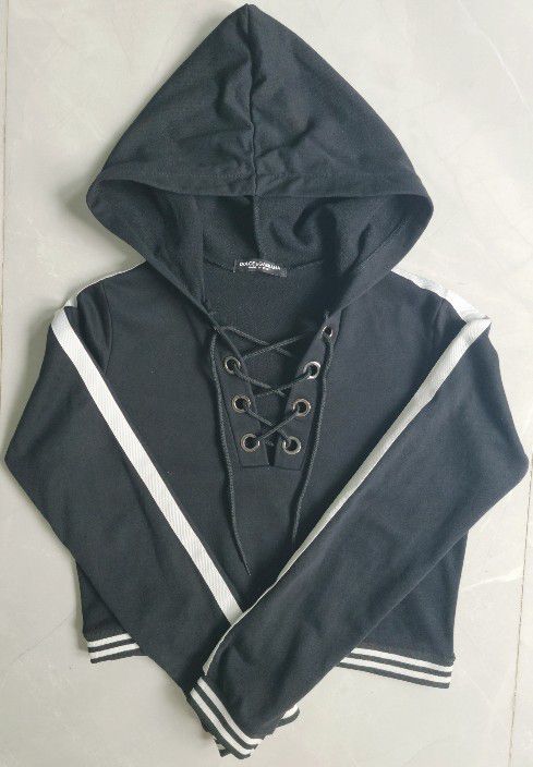 sports cropped hoodie sweatshirt  with a hood and lacing. size m. Worn 1 time ,normal wear ,Perfect condition. 