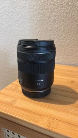 Canon RF 85mm F2 Macro IS STM lens