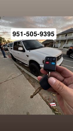Car keys/llaves de autos/key fobs