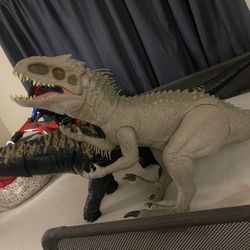 2 giant dinosaur