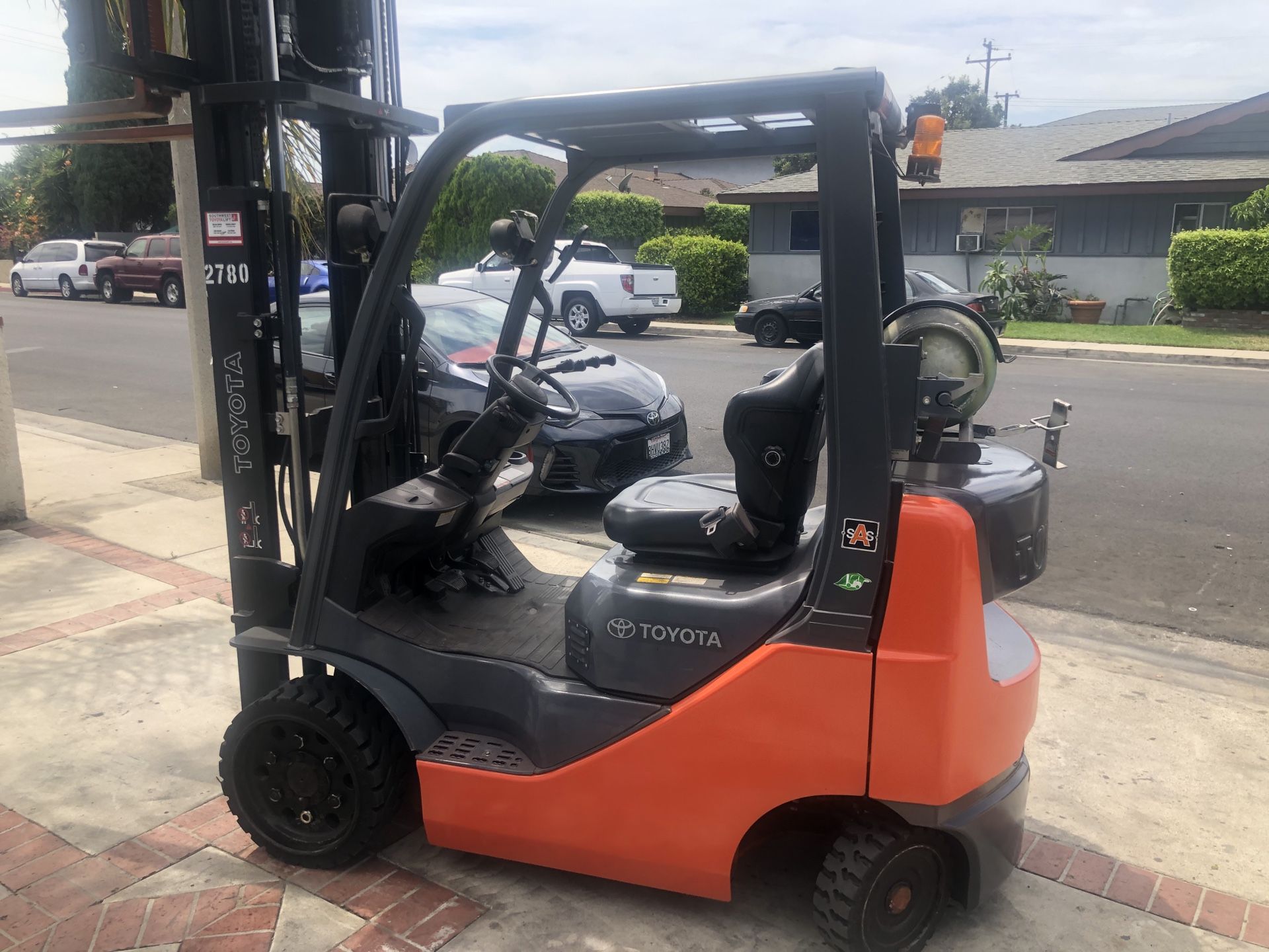 2012 Toyota forklift three stage mast side shift pneumatic tires 4000 lbs